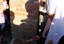 Патріарх Філарет заклав капсулу у фундамент нового храму у Луцьку