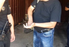 У Луцьку ветеран АТО зі зброєю прийшов захищати від знесення гараж матері
