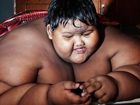 10-річного індонезійця, який заважив два центнери, силою посадили на дієту