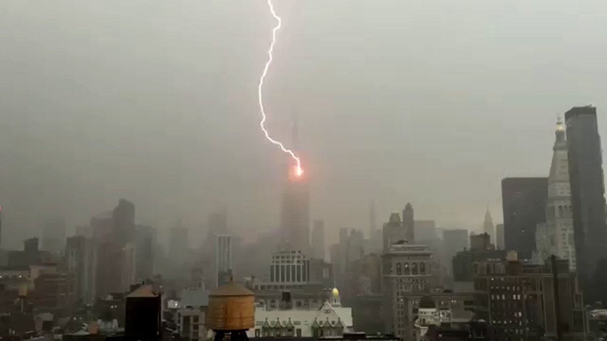 У Нью-Йорку фотограф відзняв, як блискавка ударила в Емпайр-Стейт-Білдінг