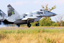 Українська бойова авіація вчиться приземлятися і злітати на великих трасах