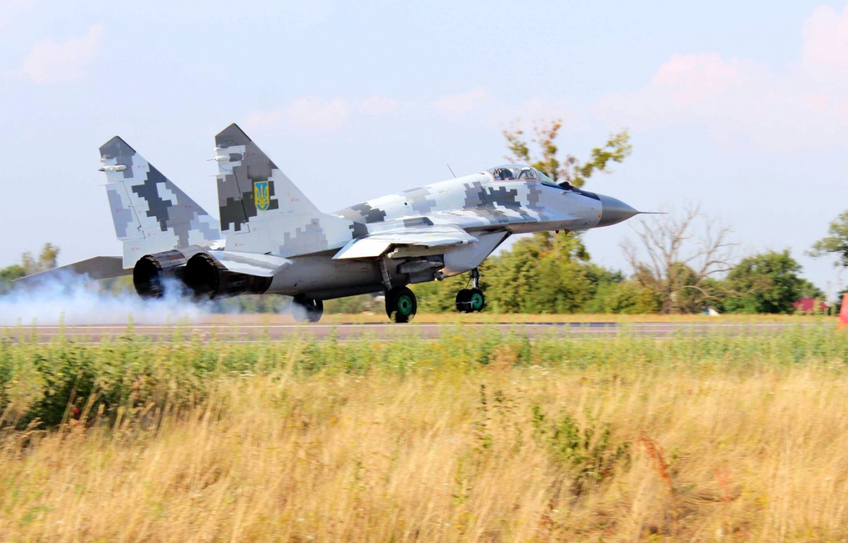 Українська бойова авіація вчиться приземлятися і злітати на великих трасах