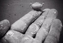 Керамічний чайник поміщається на «подушечці» пальця