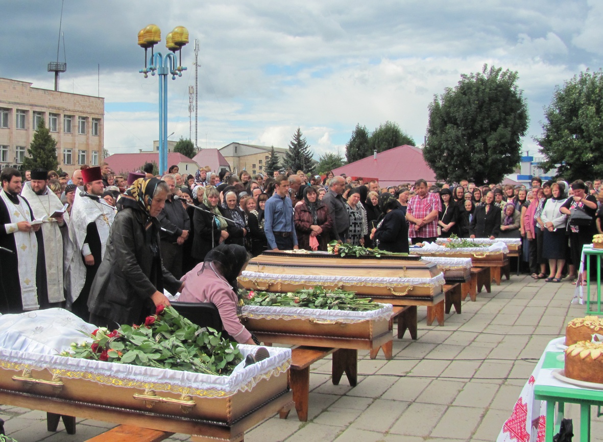 Як у Ратному на Волині ховали дві сім’ї, які загинули у ДТП на Миколаївщині