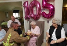 105-літня британська бабця на свій ювілей зажадала «пожежника з татуюванням»
