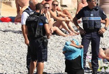У Франції поліцейські змусили мусульманку зняти буркіні на пляжі