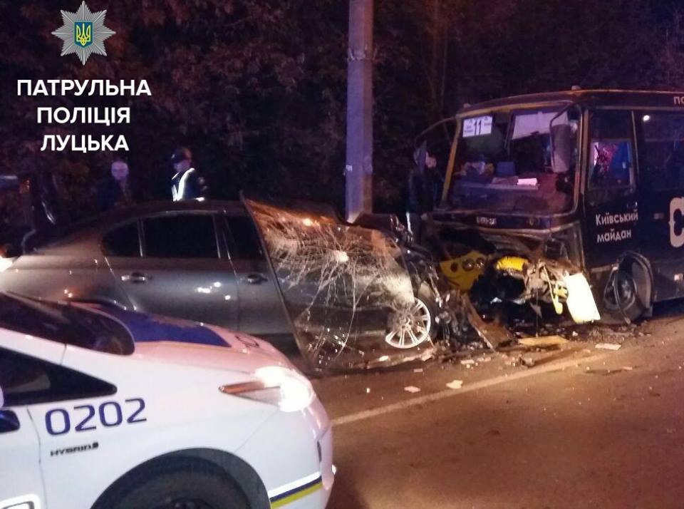 «Лобове» ДТП у Луцьк: один загиблий і 19 постраждалих