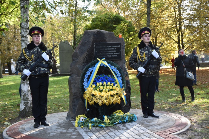 У Луцьку заклали камінь на місці майбутнього пам’ятника воїнам АТО та відкрили оновлений фотостенд на честь загиблих