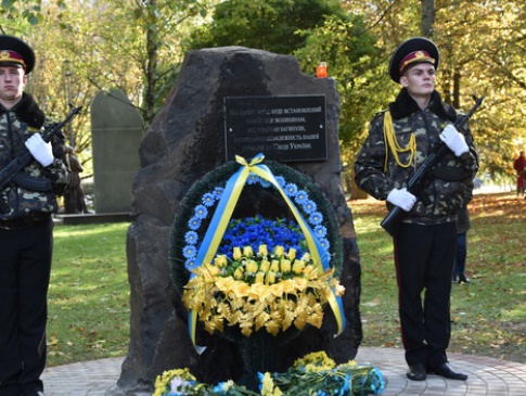 У Луцьку заклали камінь на місці майбутнього пам’ятника воїнам АТО та відкрили оновлений фотостенд на честь загиблих