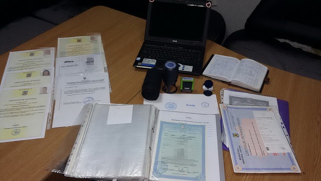 СБУ затримала чиновника РДА, який виробляв українцям румунські паспорти
