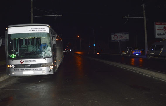 У Луцьку автобус, який розвозить працівників заводу, збив людину насмерть