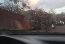 На Львівщині перекинулася вантажівка з деревиною