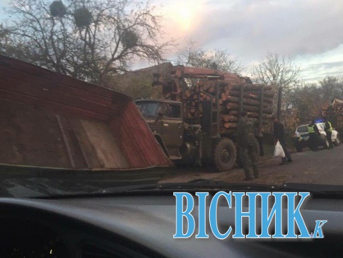 На Львівщині перекинулася вантажівка з деревиною