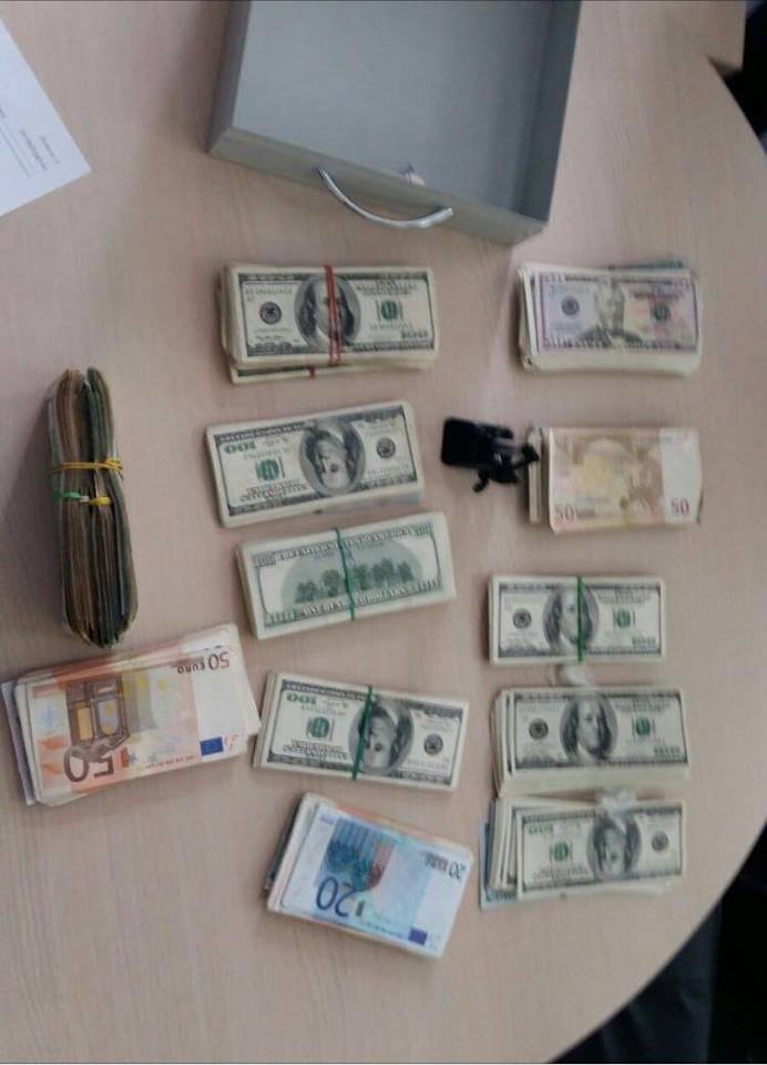 У затриманого за хабарництво начальника волинської держархбудінспекції виявили чималу суму валюти у банківській скрині