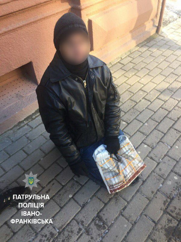 В Івано-Франківську після розмови з поліцією у попрошайки псевдо-інваліда прокинулася совість
