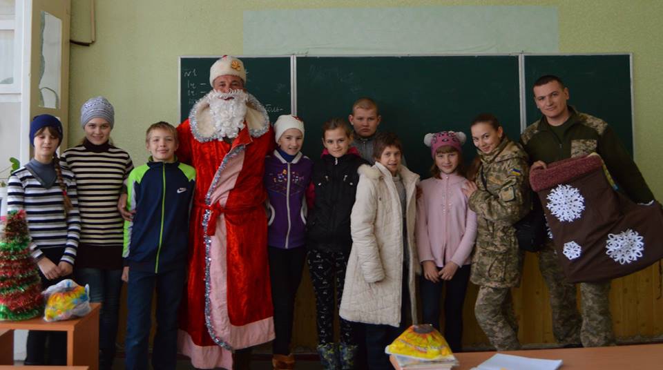 Бійці 14 бригади принесли «миколайчики» учням школи на Луганщині