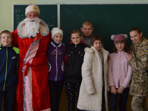Бійці 14 бригади принесли «миколайчики» учням школи на Луганщині