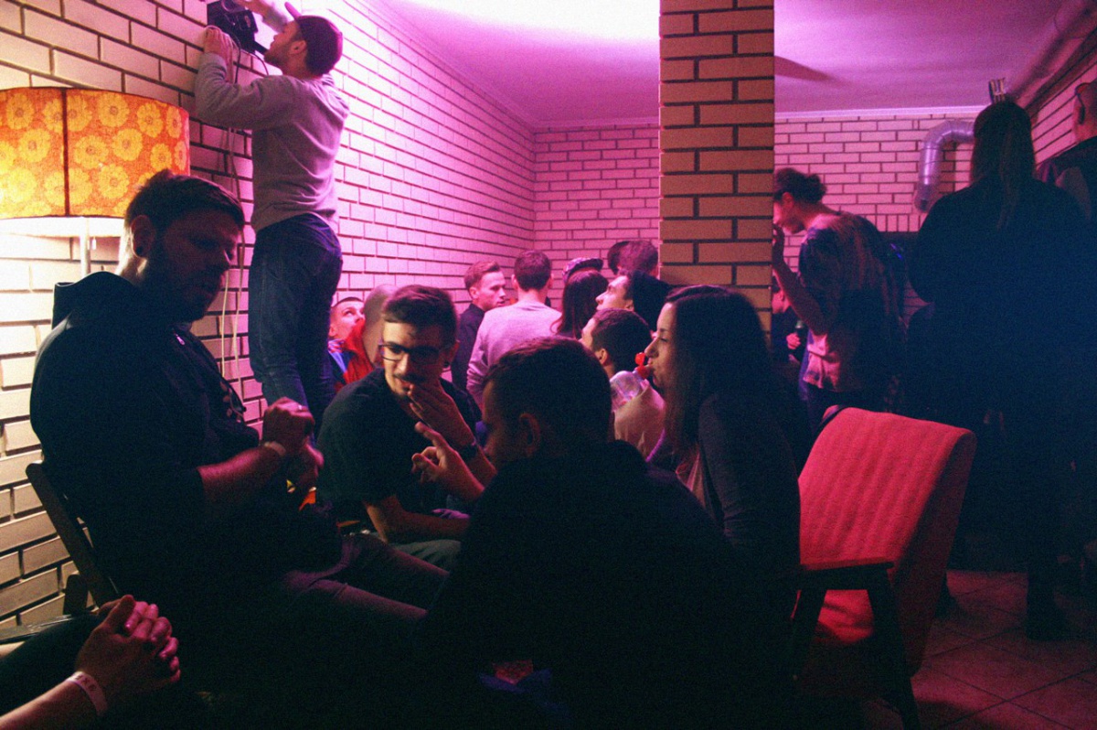У Луцьку у старій частині міста активісти виявили підпільний нічний клуб