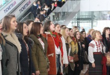 Флеш-моб у львівському аеропорту — співало 300 хористів