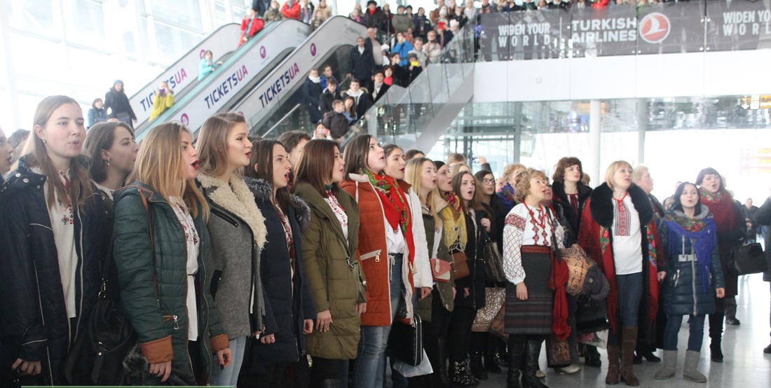 Флеш-моб у львівському аеропорту — співало 300 хористів