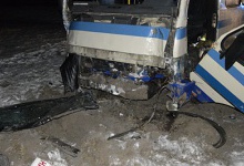 На Волині рейсовий автобус злетів з дороги і збив електроопору