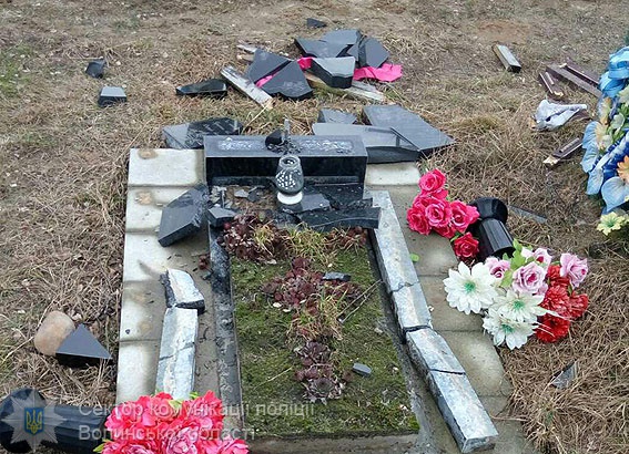 Волинянин їздив по кладовищах і розвалював надгробки