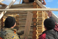 Капелани 14 бригади та благодійники з Рівненщини облаштовують капличку для військових на Луганщині