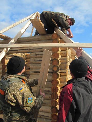 Капелани 14 бригади та благодійники з Рівненщини облаштовують капличку для військових на Луганщині