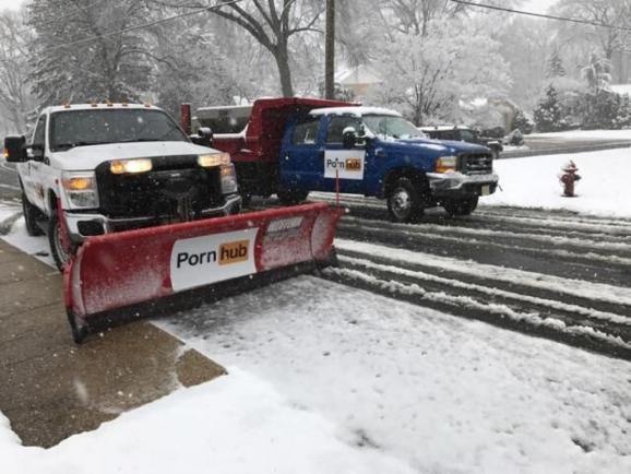 Відповідальний бізнес: найбільший порносайт світу вивів на вулиці міст США техніку для прибирання снігу