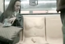 У мексиканському метро з’явилися «еротичні» сидіння з оголеними чоловічими органами