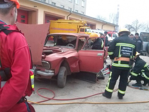 Волинські медики і рятувальники вчилися спільно діяти при порятунку постраждалих у ДТП