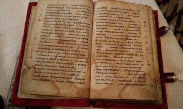 Затримали викрадачів стародруку «Апостол» з бібліотеки Вернадського