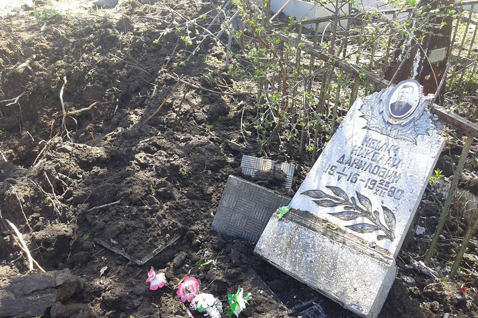 На Луганщині бойовики з «Градів» обстріляли кладовище