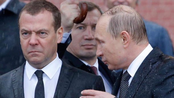 У світі кпинять над фотографіями мокрих Путіна та Мєдвєдєва