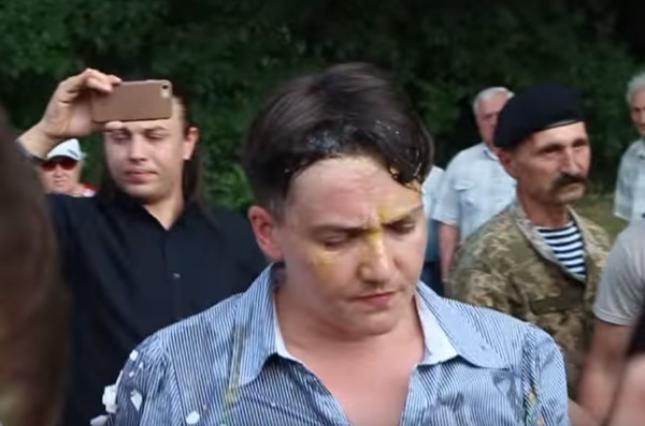 Зустріч Савченко у Миколаєві закінчилася бійкою та яйцеметанням