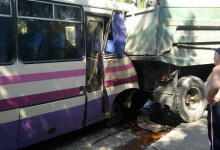 У Луцьку зіткнулися рейсовий автобус та вантажівка