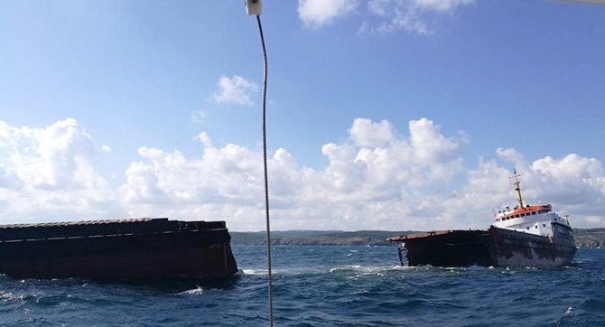 У морі розколовся навпіл турецький корабель, який возив сировину в окупований Крим
