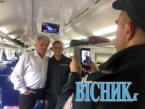 Польські прикордонники влаштували фотосесію з Ющенком в Інтерсіті «Київ-Перемишль»