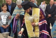 На Рівненщині заклали капсулу під новий храм, де молитимуться православні і католики