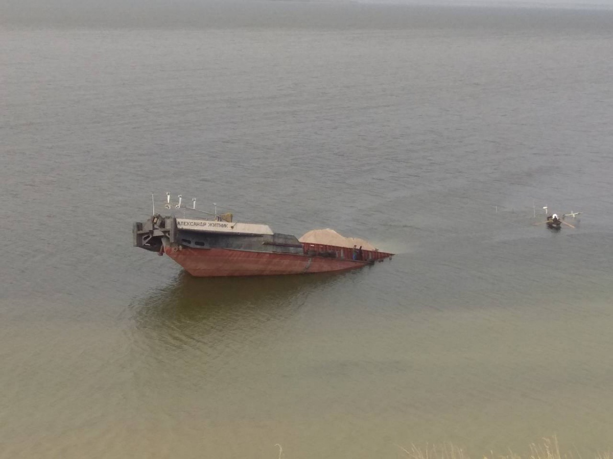 У Каховському водосховищі затонула баржа з нафтопродуктами