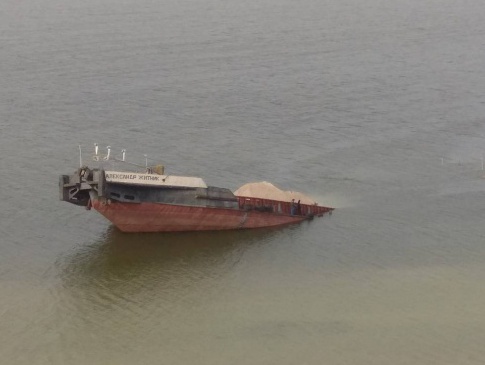 У Каховському водосховищі затонула баржа з нафтопродуктами