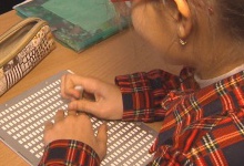 На Тернопільщині вчителі вивчили шрифт Брайля задля 13-річної дівчинки з вадами зору