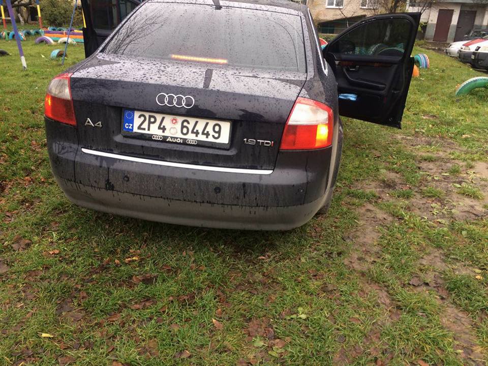 У Луцьку представник руху за «євробляхи» «доводив» своє право паркуватися на газоні