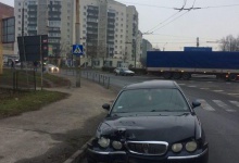 У Луцьку авто на «бляхах» збило залізний паркан – водій втік