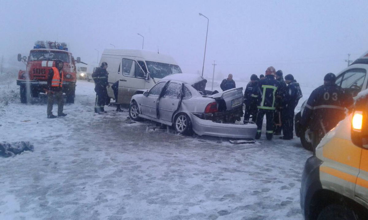 У жахливій аварії на Волині загинули двоє людей, пасажирів вирізали із понівечених авто