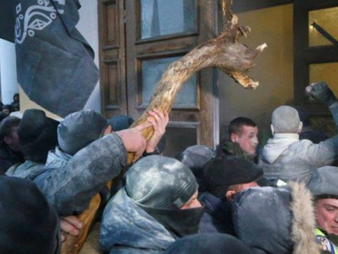 У Києві прихильники Саакашвілі намагалися захопити Жовтневий палац – постраждали понад півсотні правоохоронців