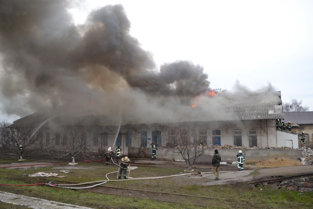 В Одесі пожежа на складі зі зброєю та боєприпасами, що належать «Укрзалізниці»