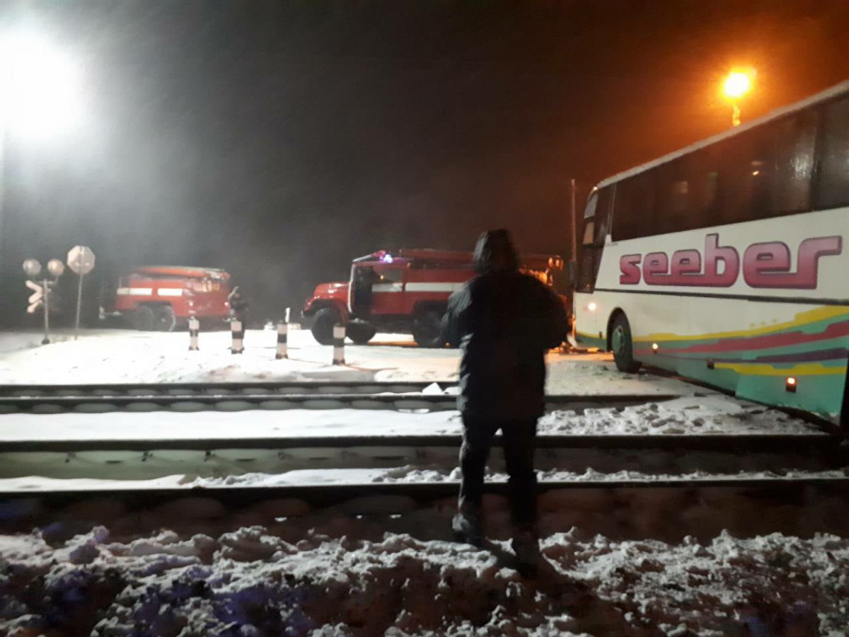 На Волині автобус міжнародного сполучення з пасажирами застряг на залізничних коліях