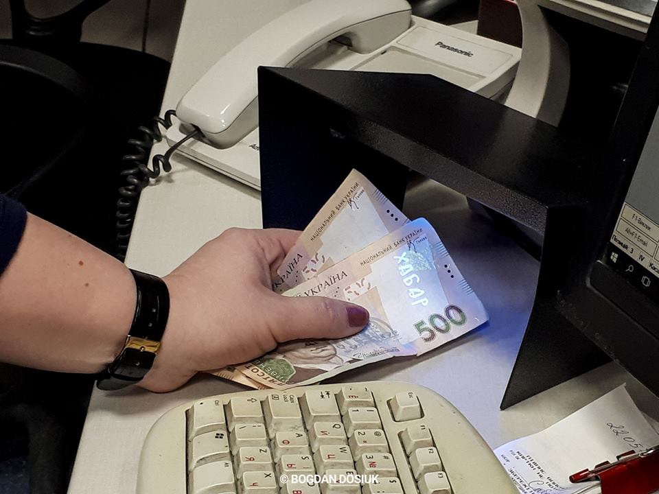 В Івано-Франківську чоловік хотів розрахуватися купюрами з написом хабар