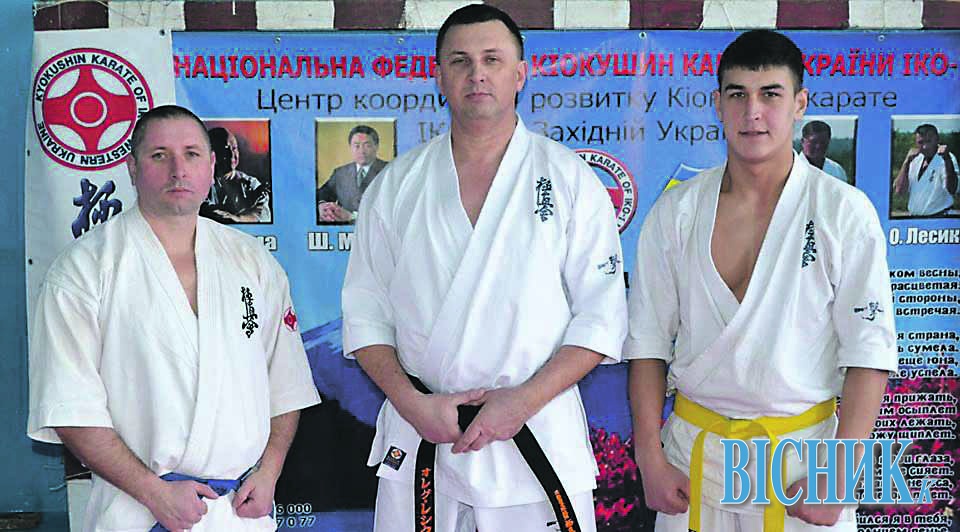 Олег ЛЕСИК (в центрі) разом зі своїми вихованцями